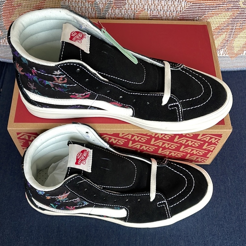 Vans Comfycush Sk8-Hi
Fatal Floral Black
VNOA7TNOBLK
WMNS sneakers - - Picture 6 of 16